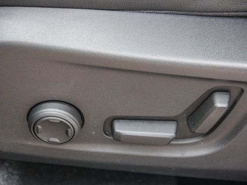 Used 2025 Volvo XC40 B5 Plus image 22