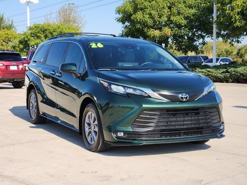 Certified 2026 Toyota Sienna XLE FWD image 3