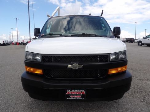 Used 2018 Chevrolet Express 2500 w/ Driver Convenience Package RWD image 12