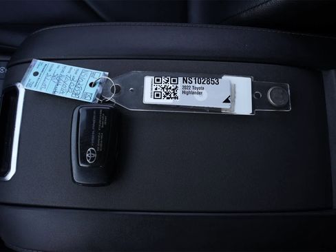 Used 2022 Toyota Highlander XLE image 28