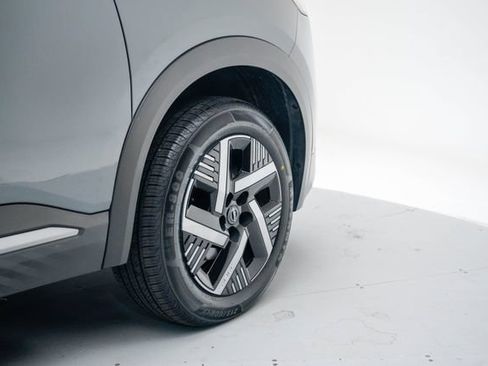 Used 2025 Nissan Kicks SV FWD image 9