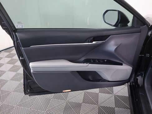 Used 2019 Toyota Camry XLE image 24
