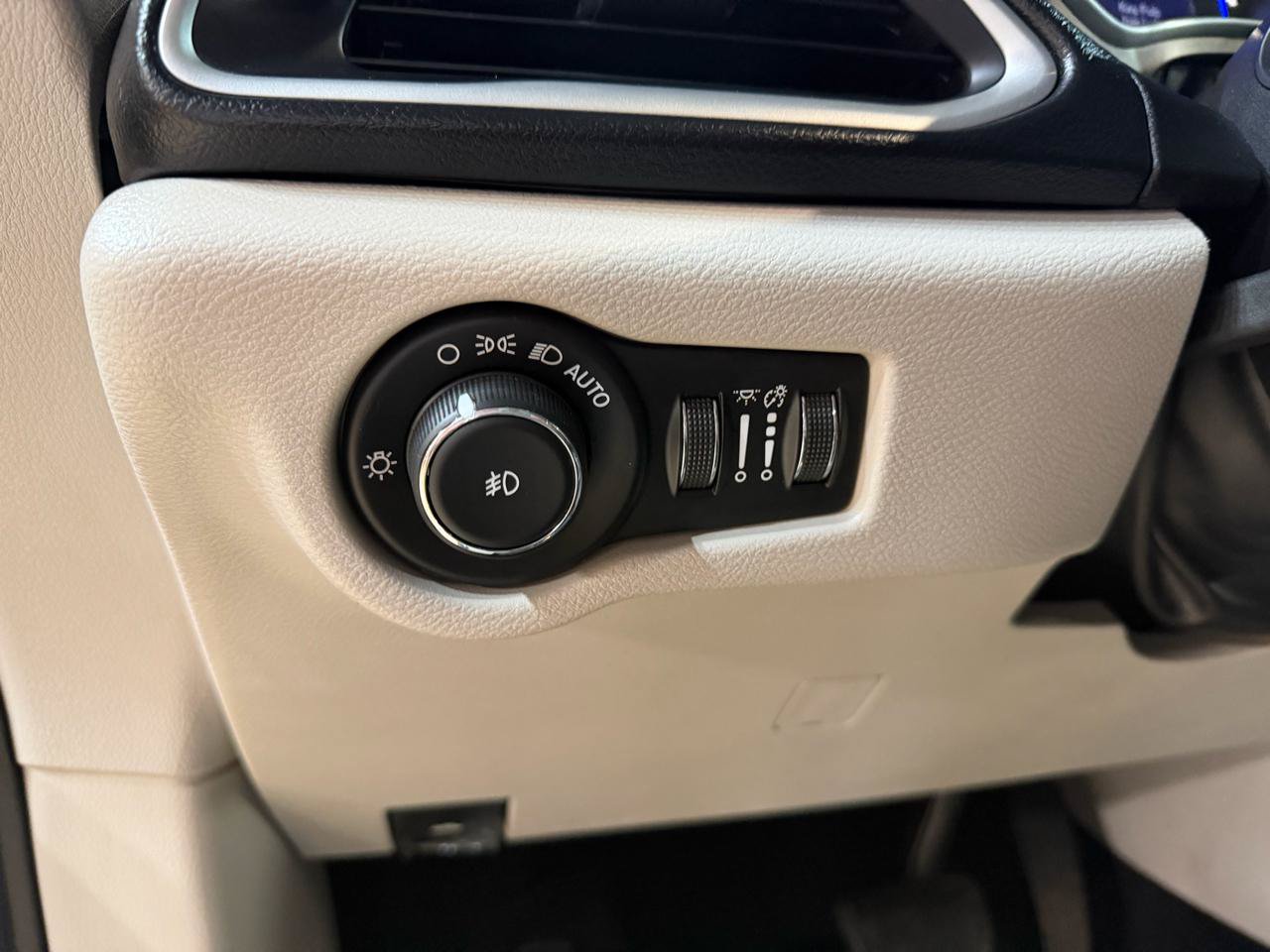 Used 2019 Chrysler Pacifica Touring-L FWD image 36