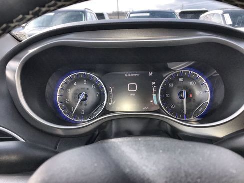Used 2024 Chrysler Pacifica Touring-L FWD image 15