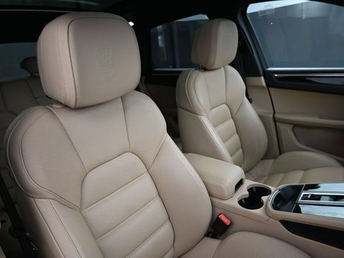 Certified 2025 Porsche Macan AWD/4WD image 29