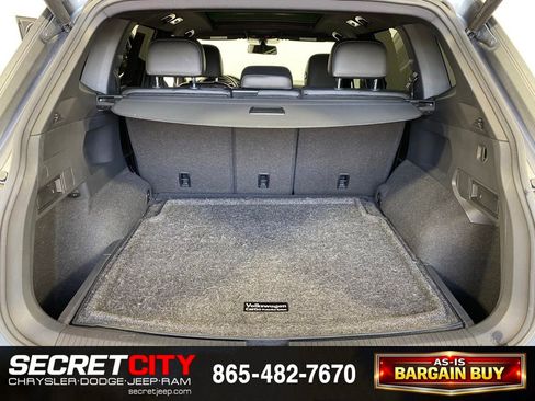 Used 2018 Volkswagen Tiguan SEL w/ R-Line Package AWD/4WD image 29