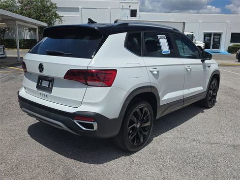 Used 2023 Volkswagen Taos SE w/ Panoramic Sunroof Package FWD image 3