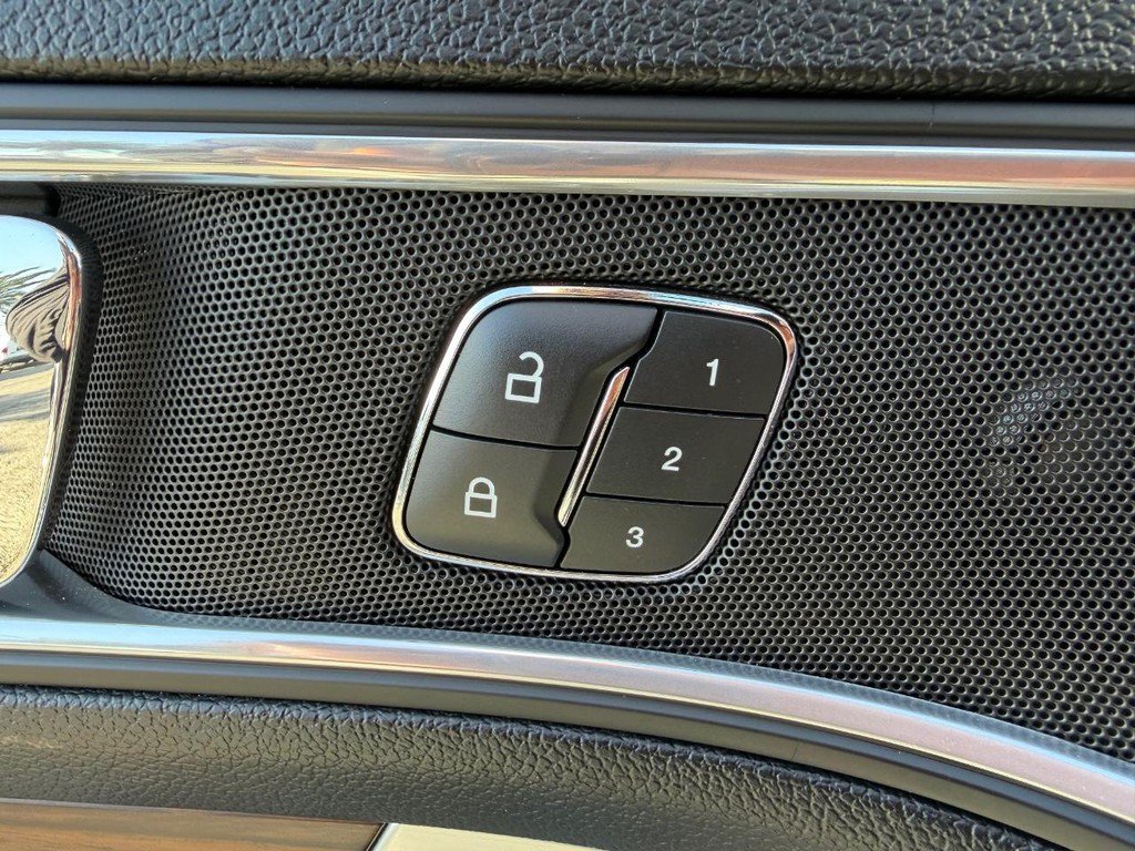Used 2018 Ford Explorer Limited w/ Ford Safe & Smart Package FWD image 31