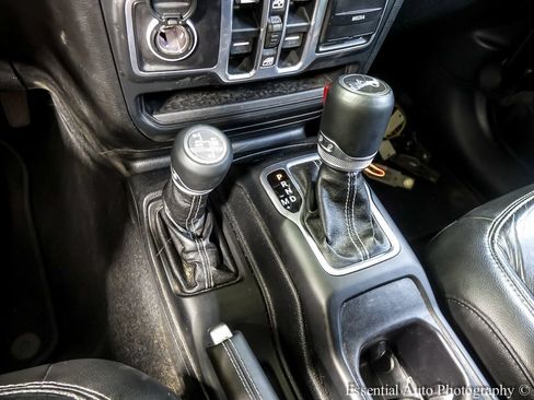 Used 2018 Jeep Wrangler Unlimited Sahara AWD/4WD image 18