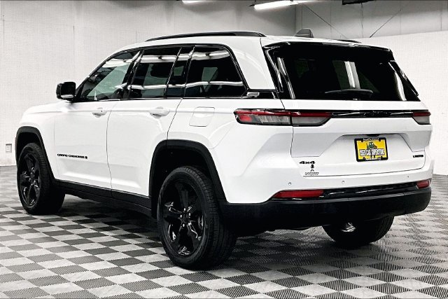 Used 2023 Jeep Grand Cherokee Limited w/ Black Appearance Package AWD/4WD image 2