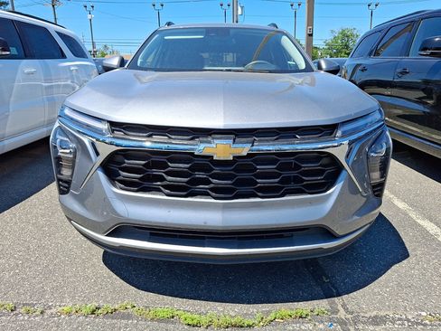 Used 2025 Chevrolet Trax LT FWD image 2