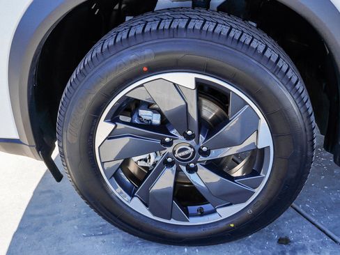 Used 2025 Nissan Rogue SV image 12