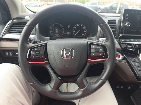 Used 2025 Honda Odyssey Touring image 16