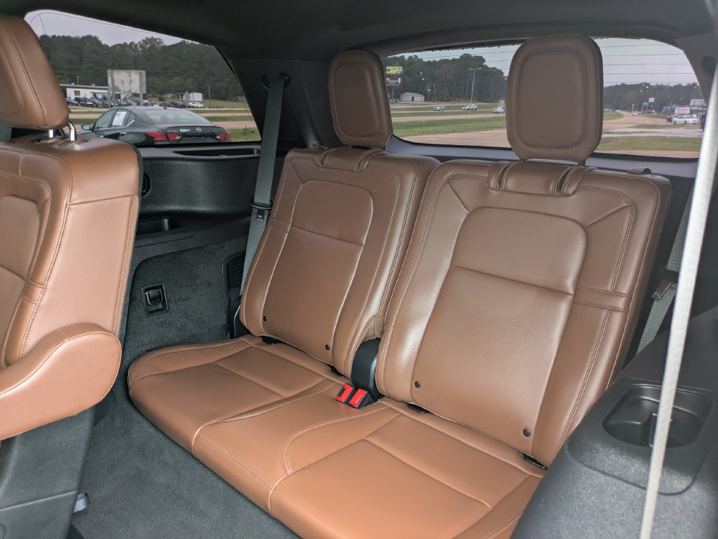 Used 2023 Lincoln Aviator Reserve w/ Equipment Group 201A RWD image 9