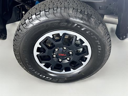 Used 2025 Toyota Tacoma TRD Off-Road image 11