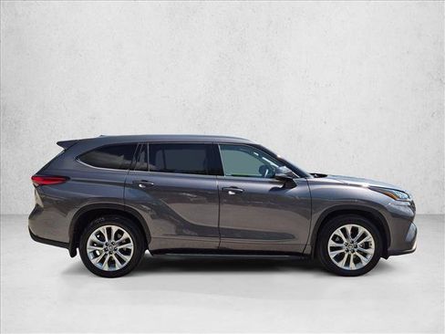 Used 2021 Toyota Highlander Limited AWD/4WD image 4