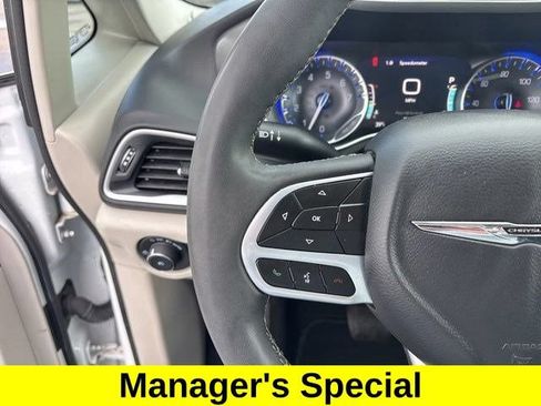 Used 2023 Chrysler Pacifica Touring-L FWD image 16