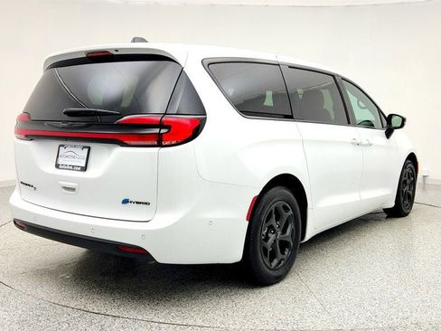 Used 2024 Chrysler Pacifica Limited image 5