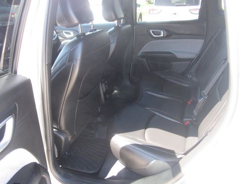 Used 2024 Jeep Compass Latitude AWD/4WD image 11