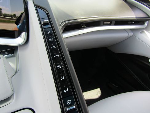 Used 2024 Chevrolet Corvette Stingray Premium Cpe w/ Z51 Performance Package RWD image 17