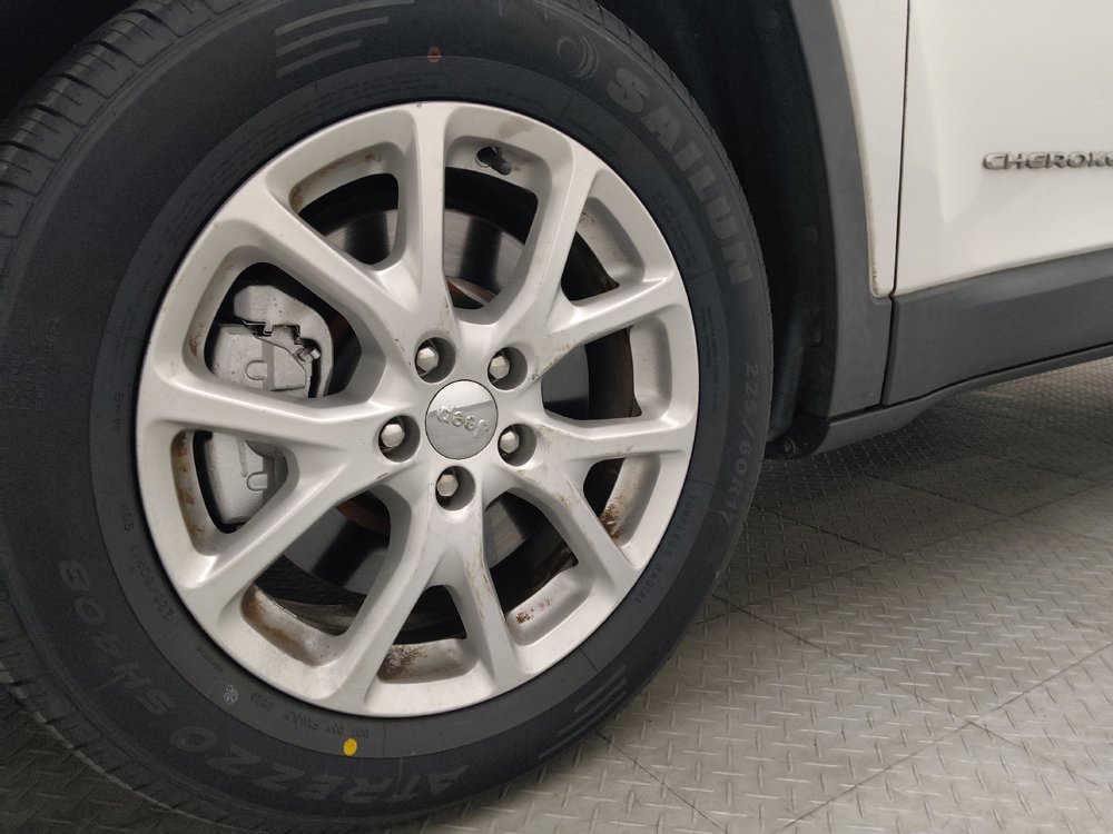 Used 2017 Jeep Cherokee Latitude FWD image 31