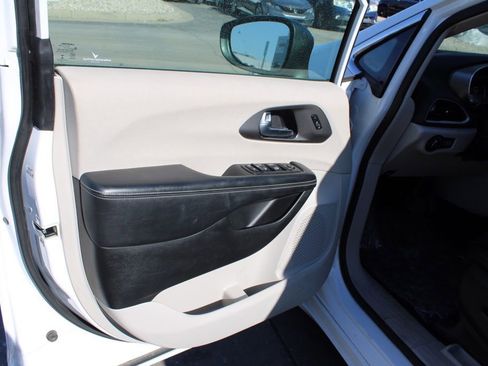 Used 2023 Chrysler Pacifica Touring-L image 18