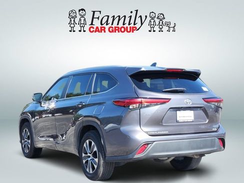 Used 2023 Toyota Highlander XLE FWD image 3