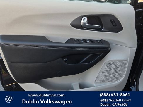 Used 2024 Chrysler Pacifica Select image 10