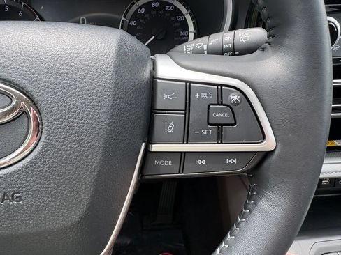 Used 2024 Toyota Highlander XLE AWD/4WD image 19