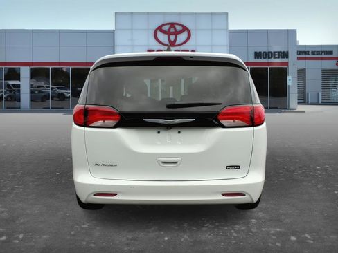 Used 2023 Chrysler Voyager LX FWD image 5