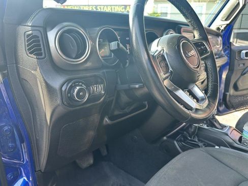 Used 2018 Jeep Wrangler Unlimited Sahara w/ Cold Weather Group AWD/4WD image 12