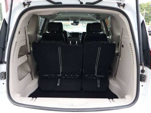 Used 2024 Chrysler Pacifica Touring-L FWD image 4