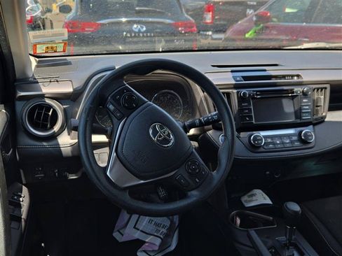 Used 2018 Toyota RAV4 LE AWD/4WD image 5