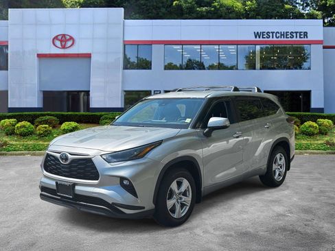 Used 2024 Toyota Highlander LE FWD image 2