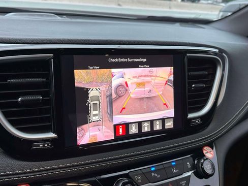 Used 2024 Chrysler Pacifica Limited image 27