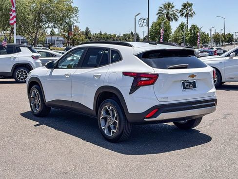 Certified 2024 Chevrolet Trax LT FWD image 2