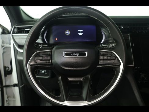 Used 2024 Jeep Grand Cherokee Laredo image 22