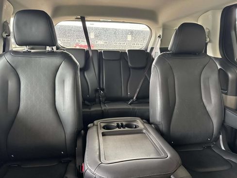Used 2026 Kia Carnival FWD image 9