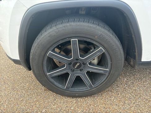 Used 2017 Jeep Grand Cherokee Laredo image 4