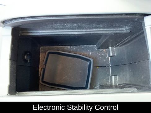 Used 2025 Toyota Highlander LE image 17