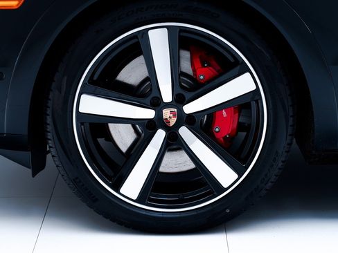 New 2026 Porsche Cayenne GTS image 12