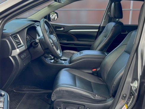 Used 2019 Toyota Highlander XLE AWD/4WD image 12