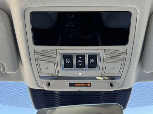 Certified 2025 Land Rover Discovery Dynamic SE image 27