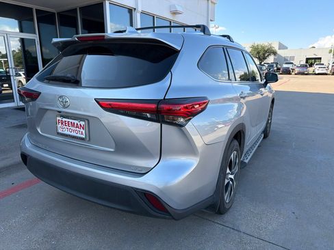 Used 2021 Toyota Highlander XLE FWD image 6