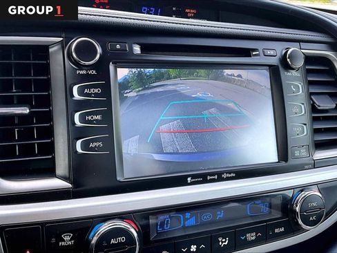 Used 2018 Toyota Highlander XLE w/ Carpet Mat Package (TMS) AWD/4WD image 29