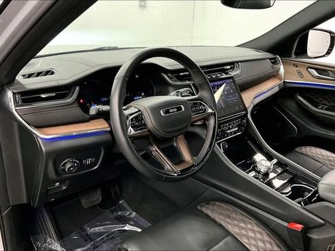 Used 2025 Jeep Grand Cherokee Summit w/ Obsidian Package AWD/4WD image 16