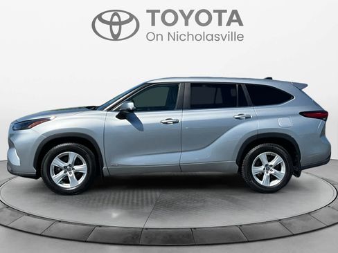 Used 2023 Toyota Highlander LE AWD/4WD image 3