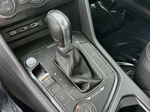 Used 2018 Volkswagen Tiguan SE AWD/4WD image 23
