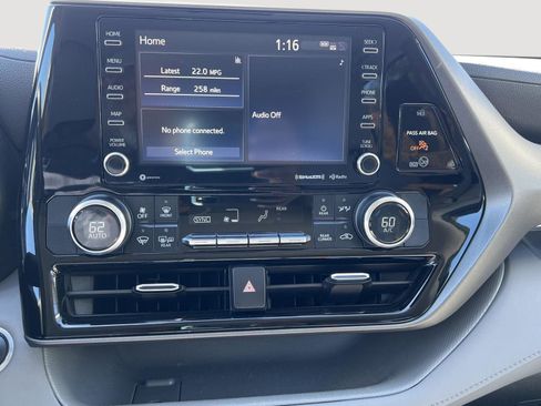 Used 2021 Toyota Highlander LE image 17