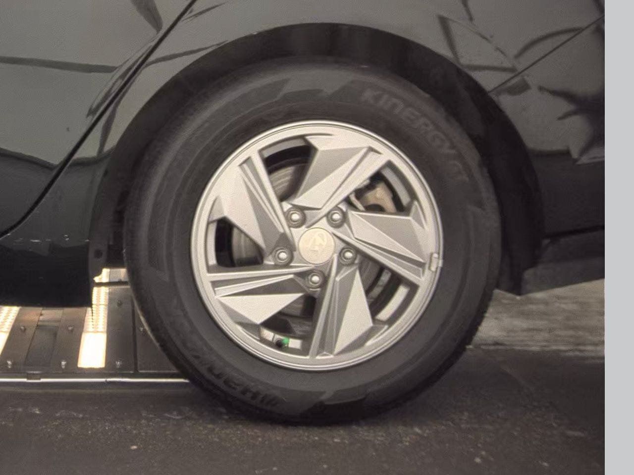Used 2025 Hyundai Elantra SE FWD image 9